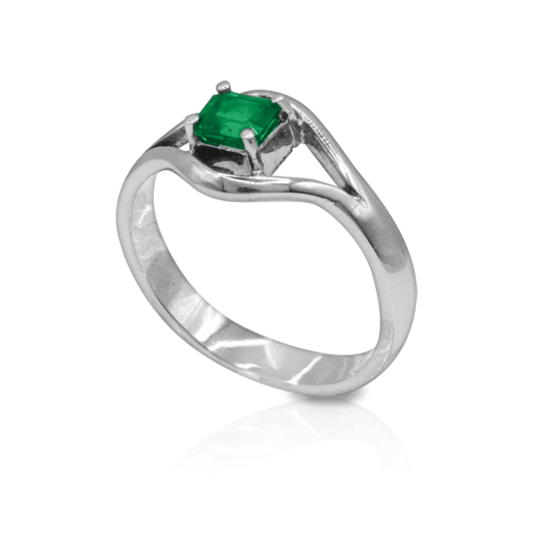 Emerald Aurora Ring DT 2505 from Duetto Galería, crafted in gold with Colombian emeralds and an elegant design Anillo Emerald Aurora DT 2505 de Duetto Galería, elaborado en oro con esmeraldas colombianas y un diseño elegante
